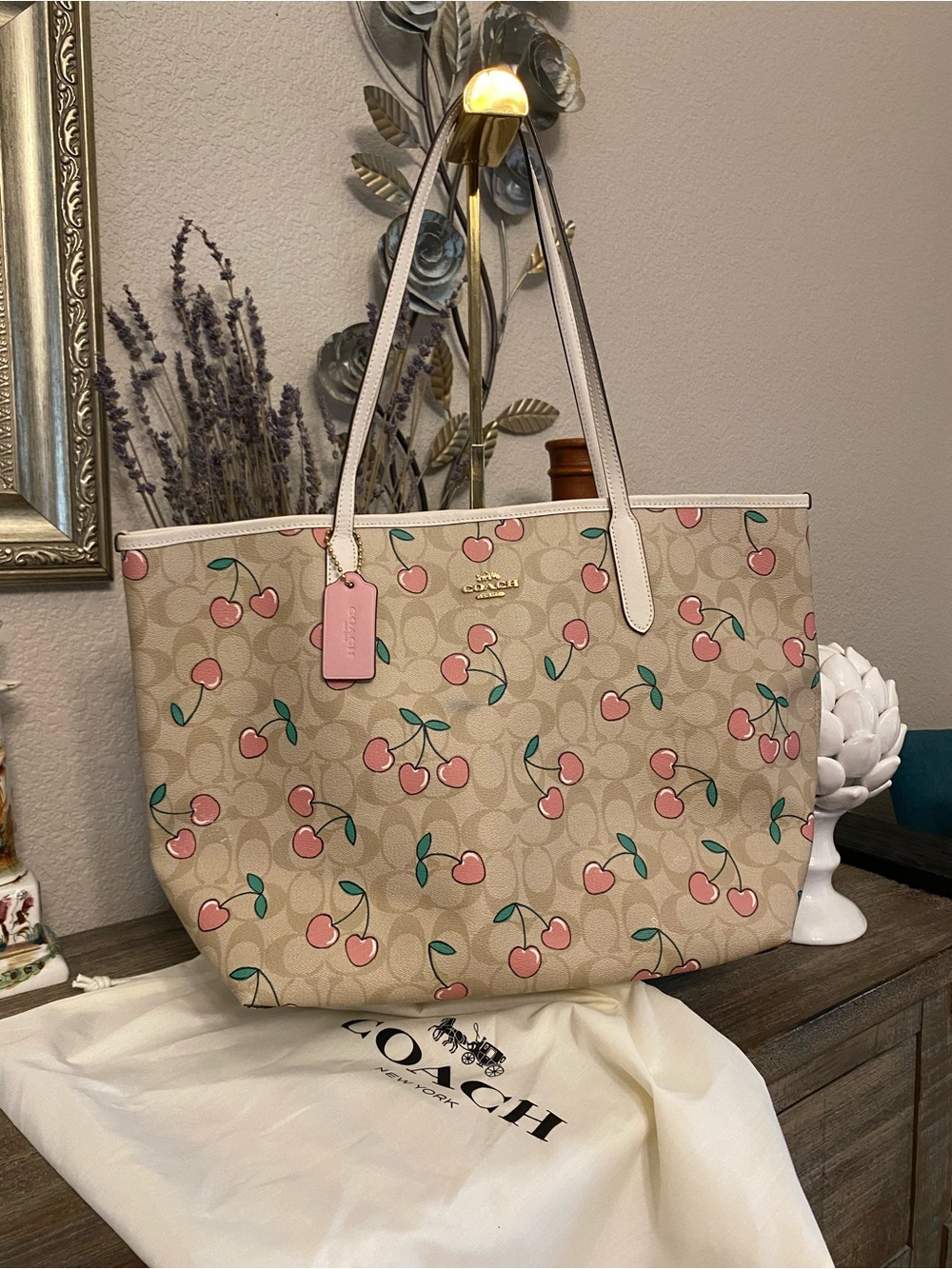 GUC Coach City Tote in Signature Canvas heart cherry print in Light Khaki Multi - Picture 4 of 12